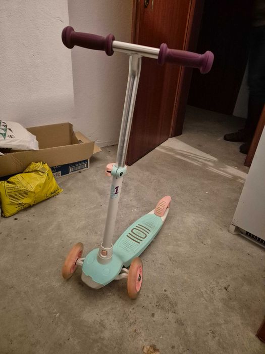 Trotinete com rodas luminosas de criança