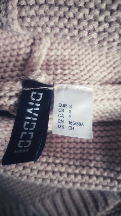 Pudrowy sweter z golfem, luźny krój, 100% akryl Rozmiar S