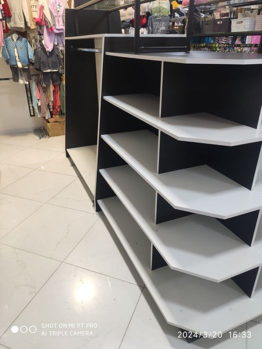 Продається острівна торгова вітрина