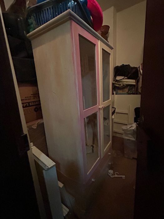 Armário de criança em Pinho e portas de vidro com duas gavetas