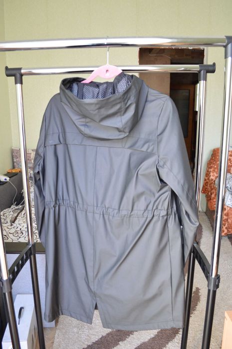 Жіноча вітровка, чорна