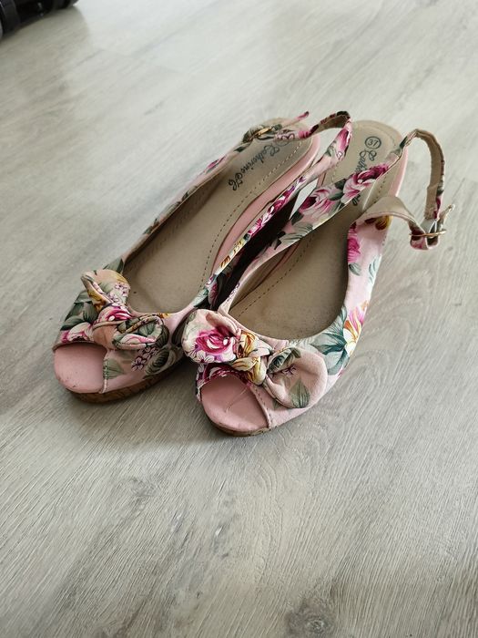 Eleganckie buty na koturnie