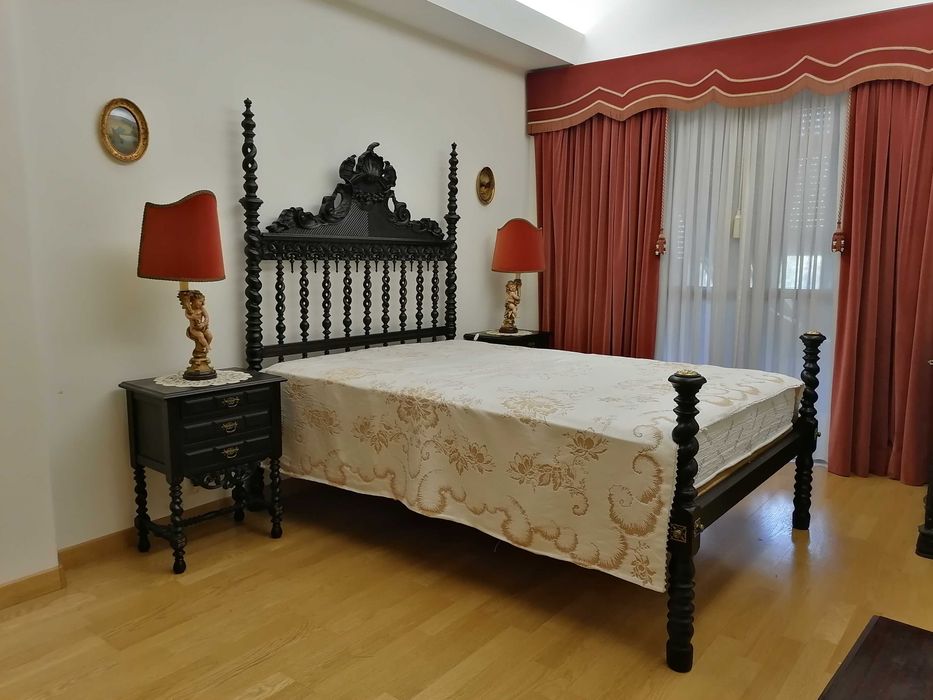 Cama em madeira, antiga, com estrado e colchão (muito pouco uso, sem nódoas ou cheiros)
