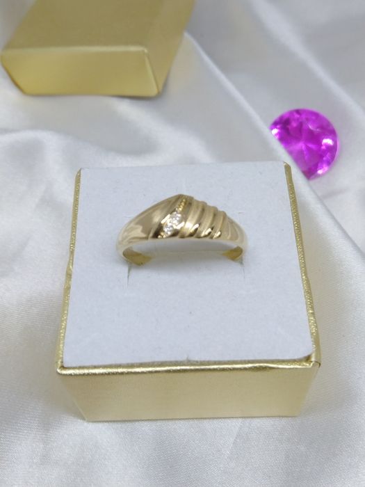 Złoty pierścionek z diamentami, złoto próby 333, r. 19
