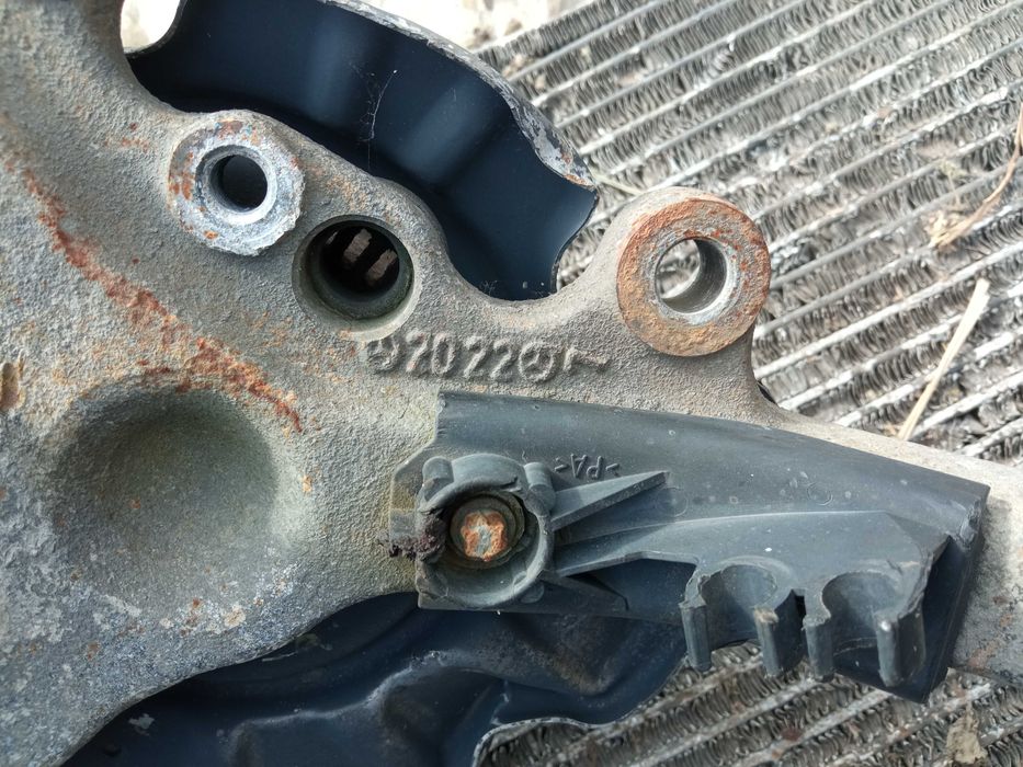 Поворотний кулак цапфа перед Mercedes W220 S320 CDI 2205460143