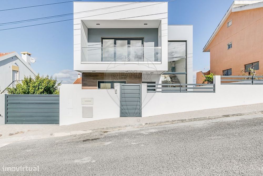 T4 Detached House for Sale
