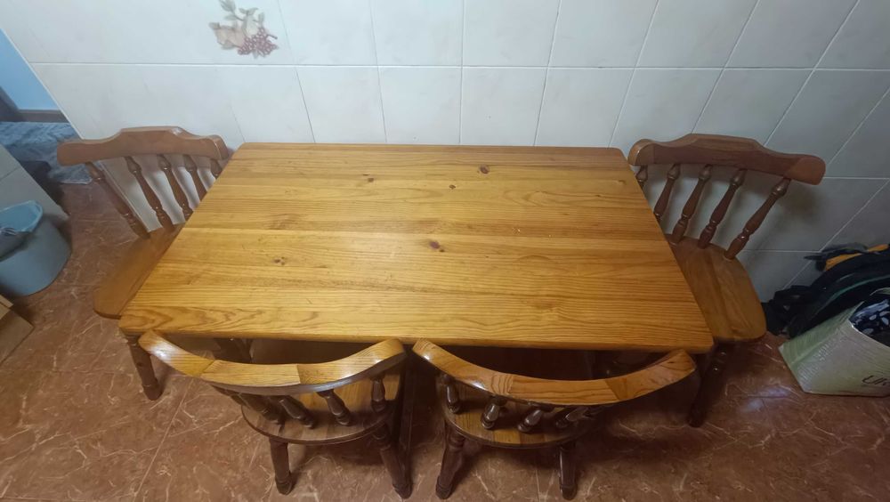 Mesa de cozinha com 4 cadeiras