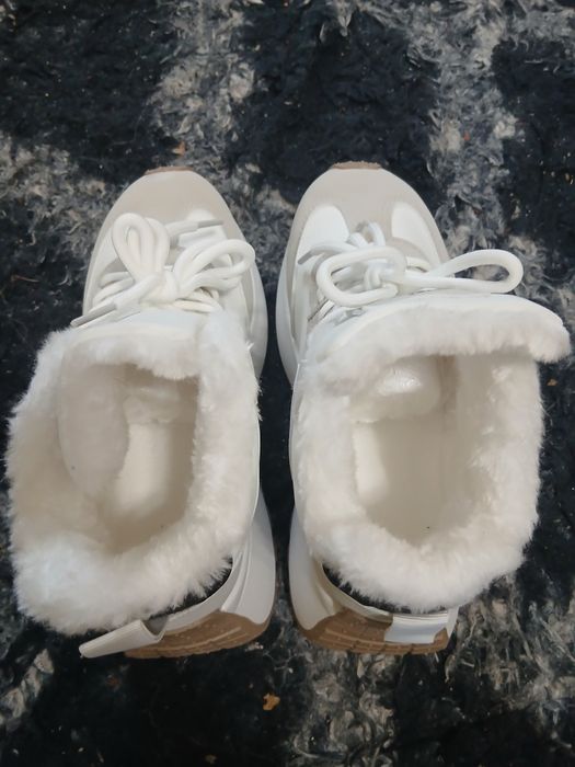 Нові зимові кросівки