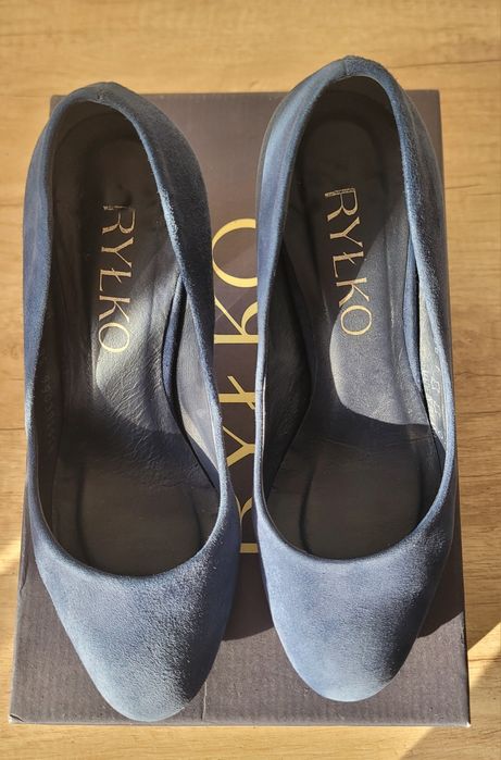 Czółenka ze zdobionymi obcasami