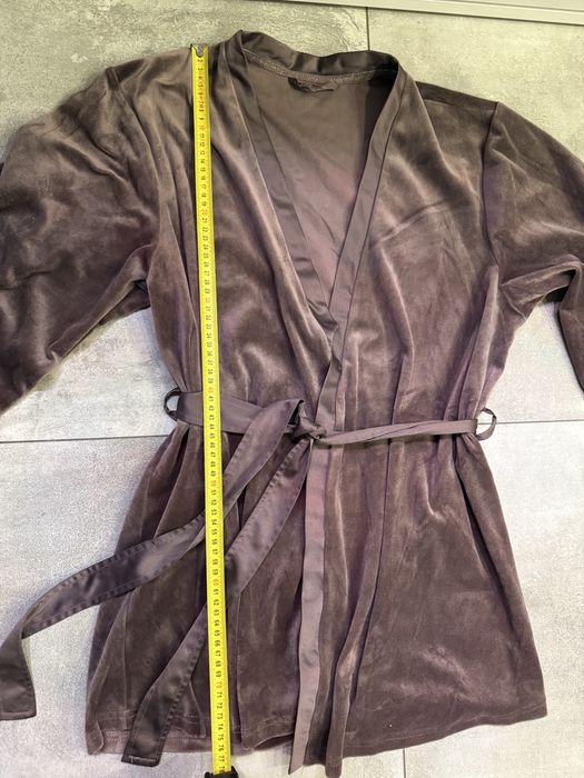 Krótki, brązowy szlafrok