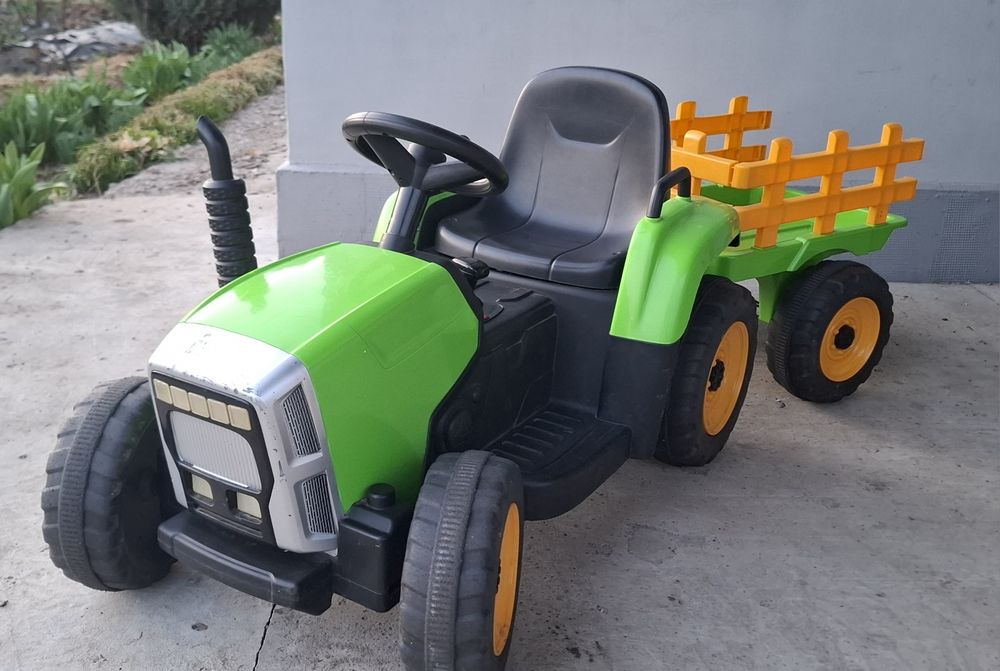 Трактор дитячий, електромобіль.