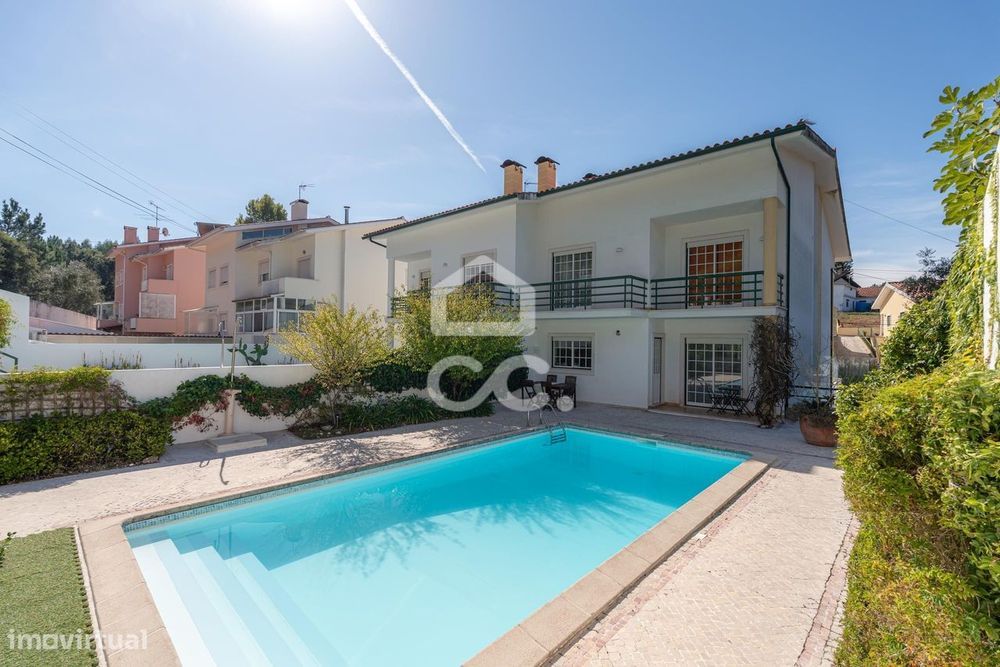 Moradia T4 com piscina, jardim, churrasqueira e terreno, localizada em