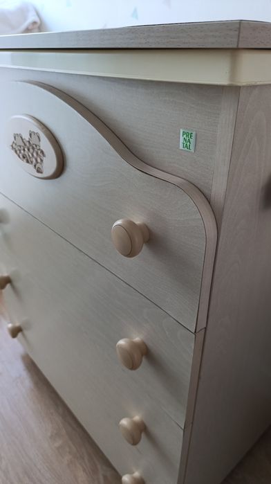 Cómoda muda-fraldas com banheira