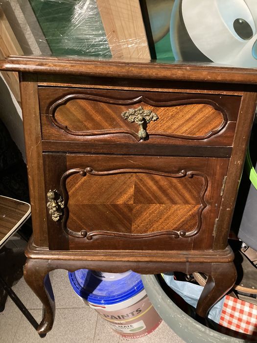 Mesas de cabeceira estilo Queen Anne, madeira maciça