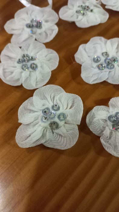 Aplicações para roupa em flor