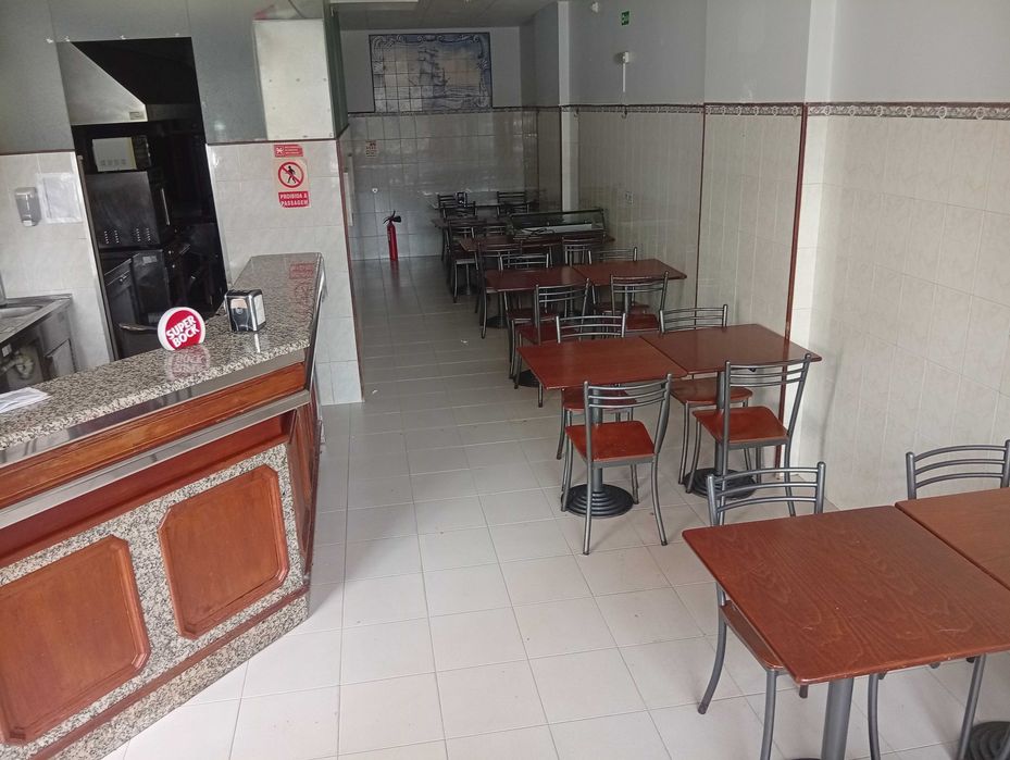 Snack bar totalmente equipado e bem localizado. Rio de Mouro • OLX.pt