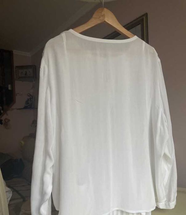 Продається білого кольору батістова блуза