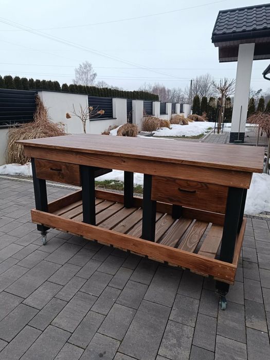 Drewniany stół warsztatowy