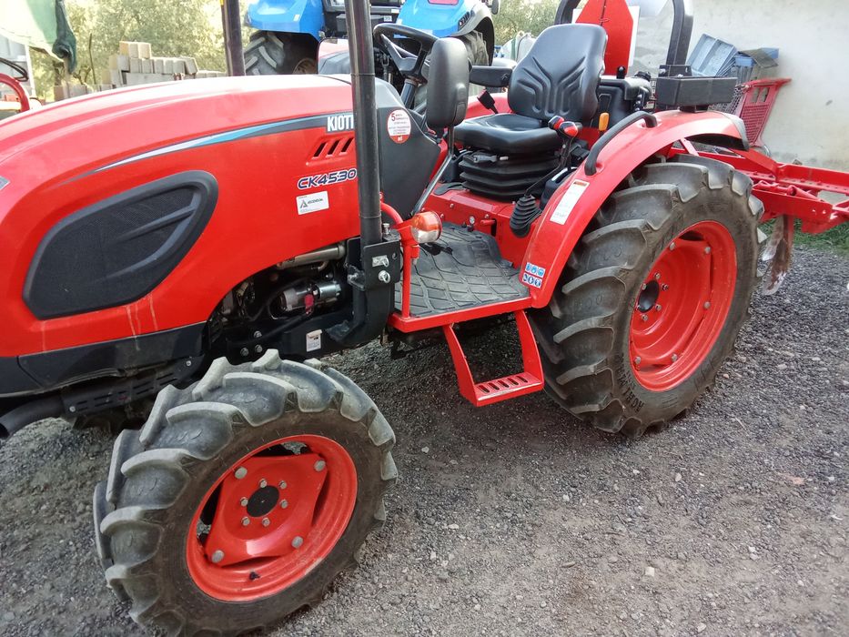 Trator Kioti modelo CK4530