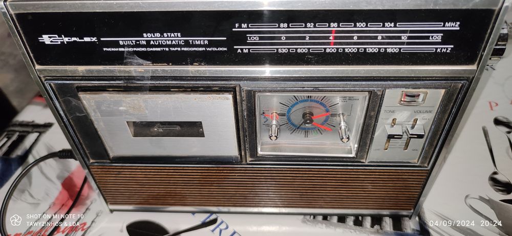 Radio cassete +relógio despertador vintage