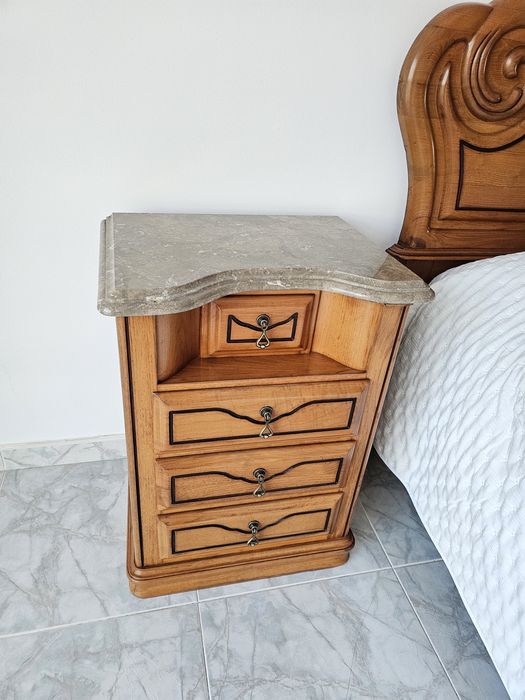 Conjunto de quarto em madeira maciça