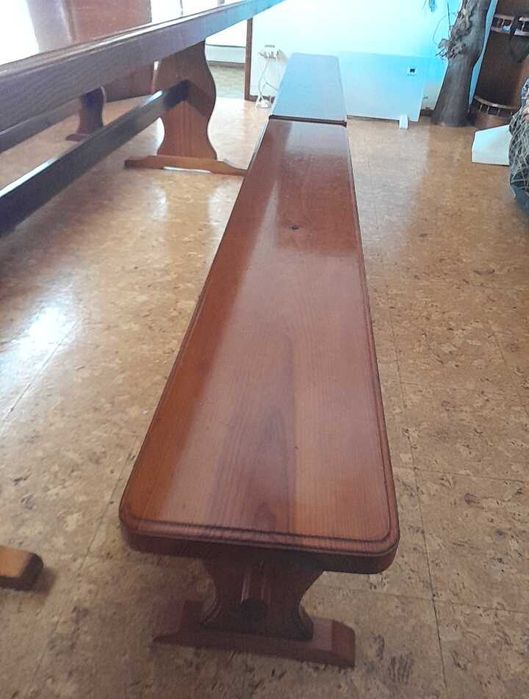 Pretendo vender mesa de cozinha com 3 metros de cumprimento e cerca de 1.5m de largura, com 4 bancos compridos, pelo preço de 550.00€, em pinho