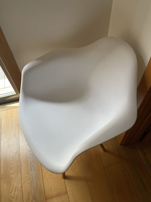 Cadeiro estilo Eames , branca