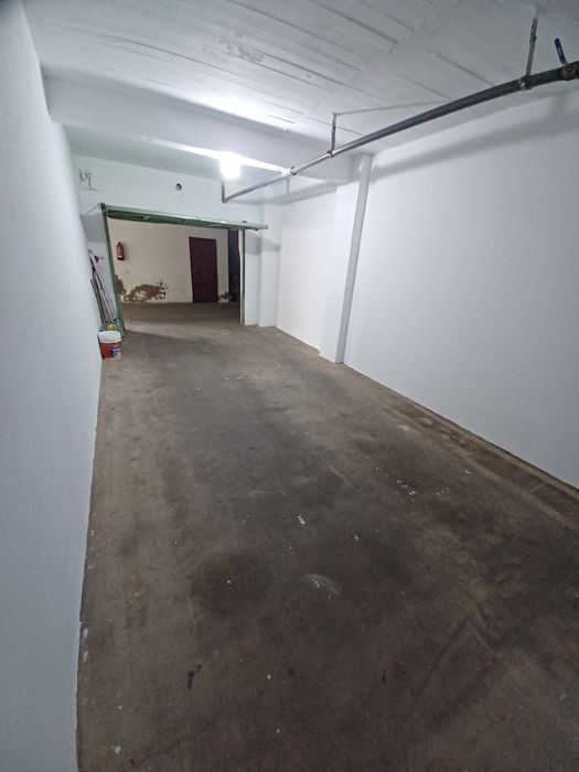 Arrenda-se Garagem Box / Armazém