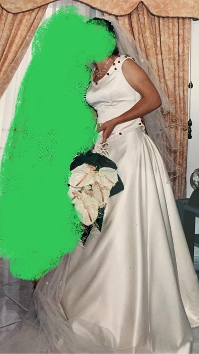 Vestido de noiva com véu e ofertas