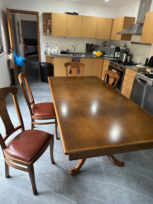 Mesa de madeira muito limpa e 4 cadeiras