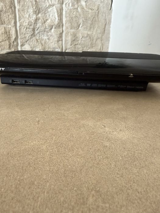 PS3 Super Slim + comando + 2 jogos + cabos