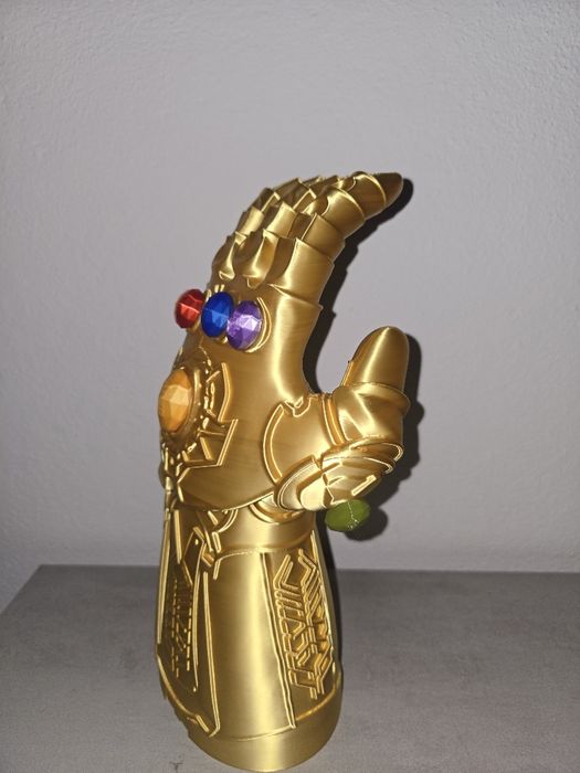 Luva tamanho real de thanos