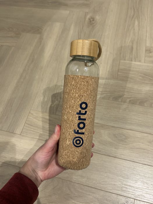 Nowa szklana butelka na wodę