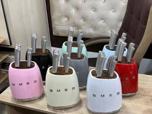 Набір кухонних ножів SMEG.