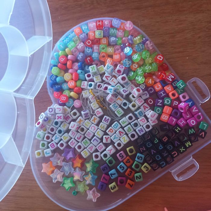 Missangas e elásticos