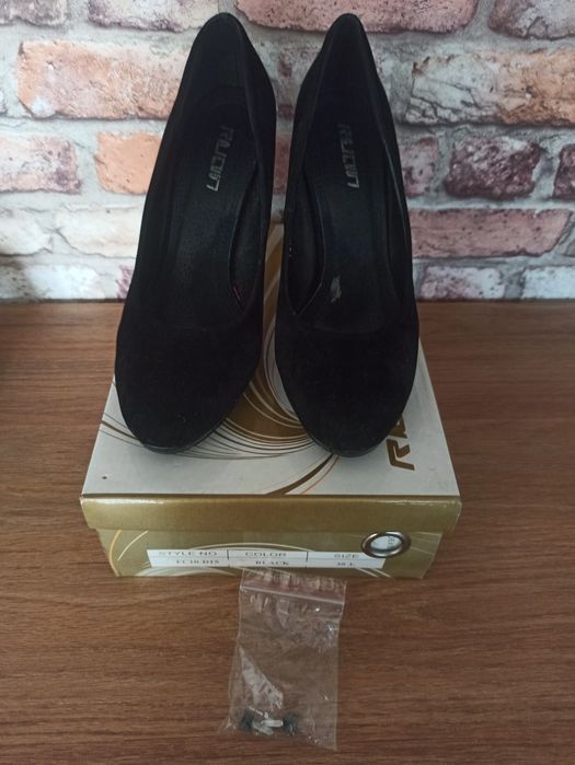 Czarne  zamszowe szpilki czółenka na koturnie 38