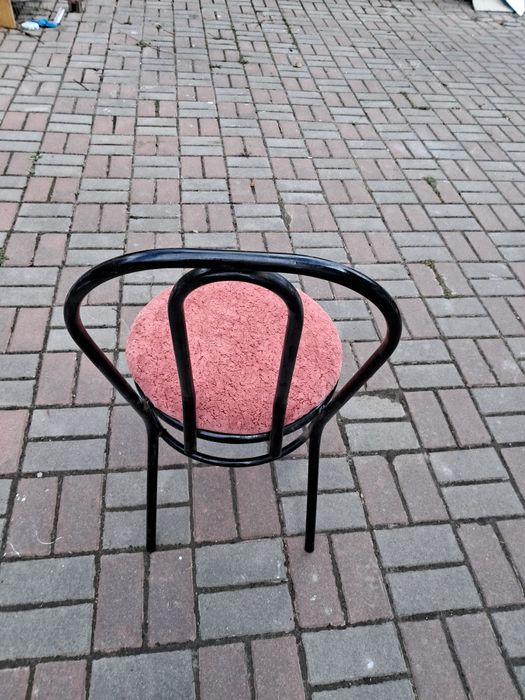 Стільчик металевий з мяким рожевим сидінням