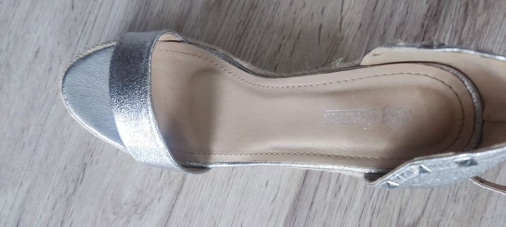 Buty na wysokiej koturnie srebrne 38