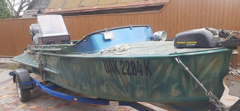 Лодка з лафетом Южанка мотор Меркурі 20