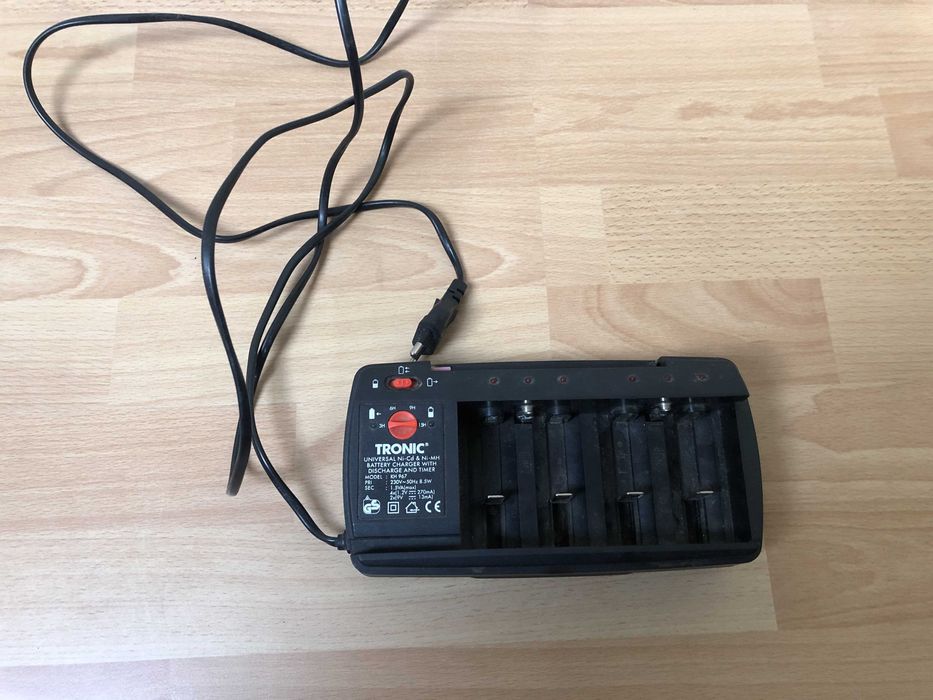 Ładowarka do baterii AAA oraz AA.