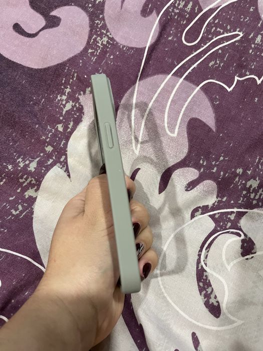 Продам чохол на iphone 13