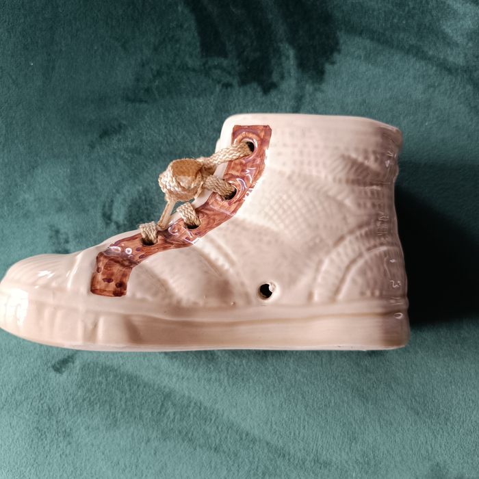 Mealheiro em faiança Portuguesa forma de sapatilha "Converse"