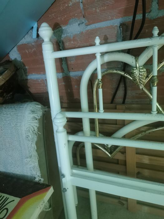 Duas camas de ferro de casal