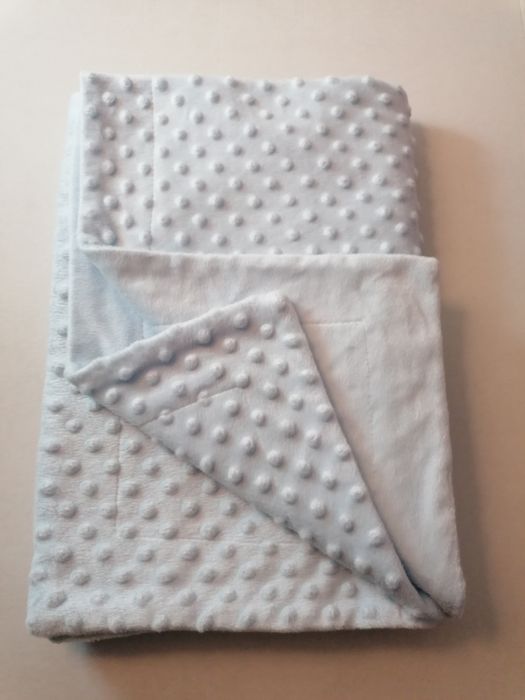 Manta azul bebé com pequenas bolinhas em relevo