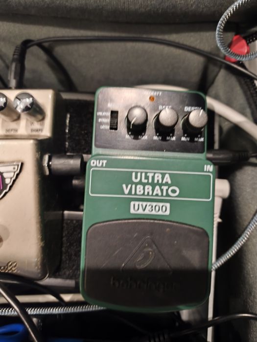 Pedal Vibrato - Behringer UV200