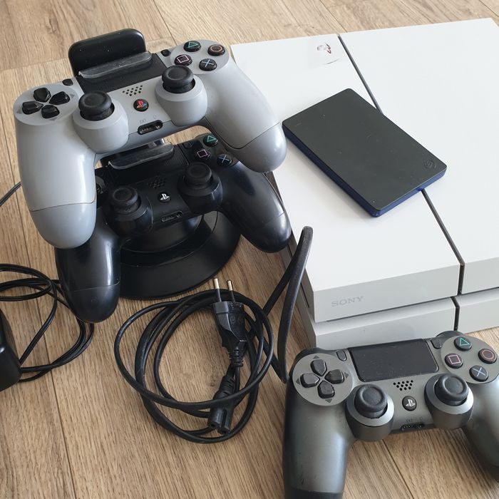 PS4 (biała, 500 GB) + 3 pady + stacja ładująca