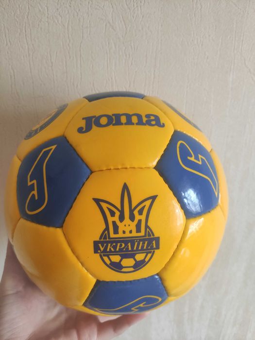 Футбольні м'ячі нові