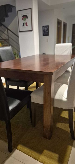 Mesa de sala de jantar com cadeiras