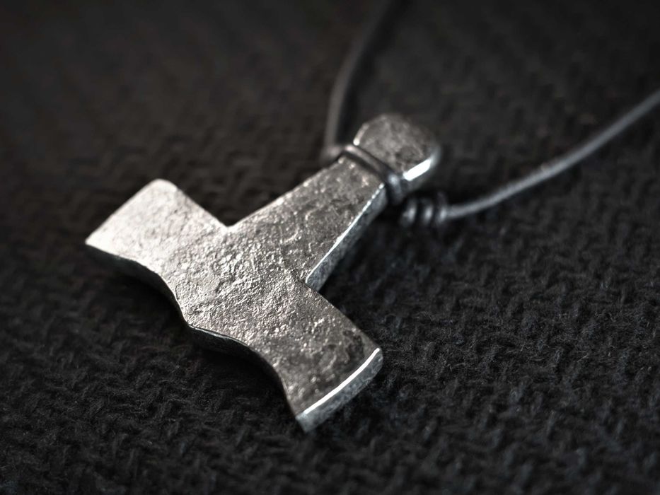 Masywny młot Thora, Mjolnir - biżuteria Wikingów w surowym stylu