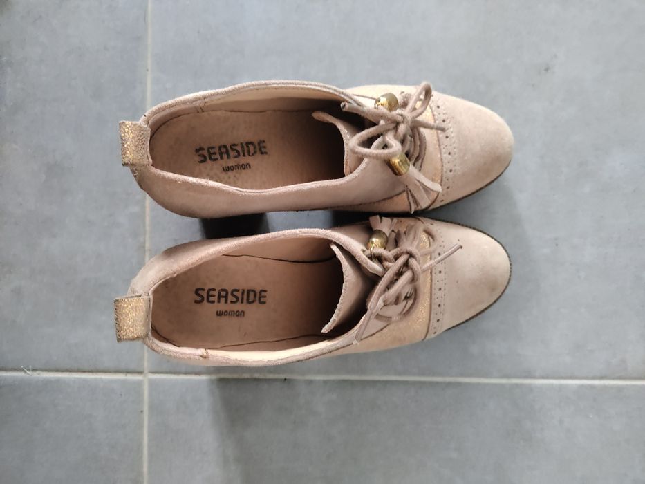 Sapatos elegantes com pomponss